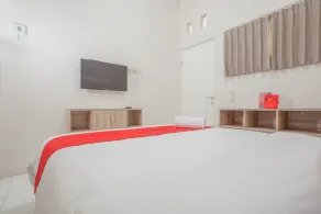 RedDoorz near Ciputra Golf Surabaya - Room