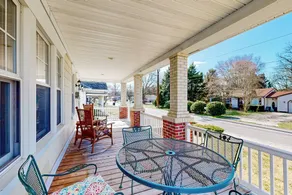 Century-old, Small-town 4BR w/ Great Yard, Porch - Innvendig