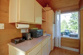 Walk to Beach! Kitsap Coast Retreat w/ Hot Tub - Interiör