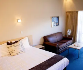 The Claremont Motel - Habitación