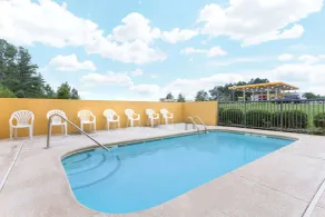 Super 8 by Wyndham Orangeburg Near I-26 - Piscine