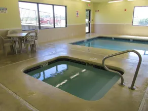 Days Inn by Wyndham Jefferson City - Piscina