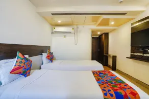 Capital O 77658 Hotel Golden Way - Room
