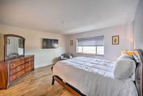 Ideally Located Studio w/ Off-Street Parking! - Interiør
