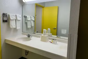 Super 8 by Wyndham Bloomington/Airport - Salle de bain