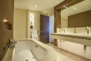 The Roseate Reading - Baño