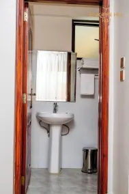 Enkipai Hill Hotel - Bathroom