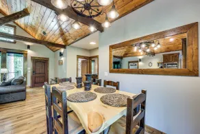 Big Cedar Vacation Rental w/ Deck & Hot Tub! - Innvendig