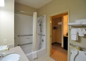Country Inn & Suites by Radisson, Conway, AR - Bathroom