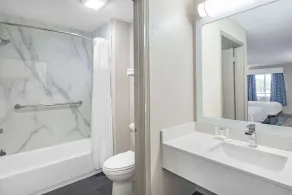 Days Inn by Wyndham Hamilton - Bathroom