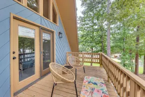 Cozy Eclectic Cabin w/ Lake Views & Shared Dock! - Innvendig