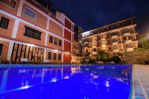 Temple Himalaya Hotel & Spa - Piscina