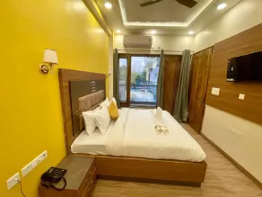 Lime Tree Hotel & One Bed Room Serviced Apartment Nearby Noida Sector 50 Metro & Medanta Hospital with Party Venue - Room