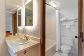 Howard Johnson by Wyndham Waukegan Great Lakes - Salle de bain