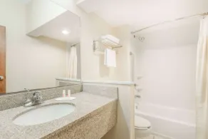 Baymont by Wyndham Greensburg - Baño