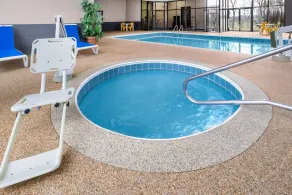 Wingate by Wyndham Cranberry - Piscine