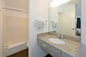 Budget Inn by 101 Bus from Downtown - Salle de bain