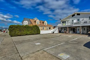 Coastal Brigantine Condo with Patio - Walk To Beach! - Intérieur