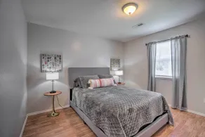 Charming One-level Home w/ Deck, Walk to Dtwn - Værelse