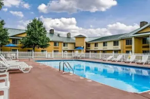 Baymont by Wyndham Harrisburg - Piscine