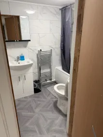 Luton Town Homestay - Near AIRPORT & Train Station, High Speed Internet - Bathroom