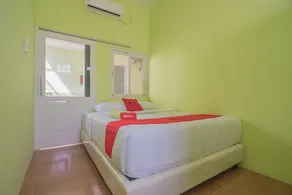 RedDoorz Syariah near Museum Wisma Karya Subang - Room