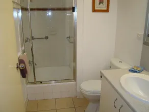 Noosa Yallambee Holiday Apartments - Bathroom