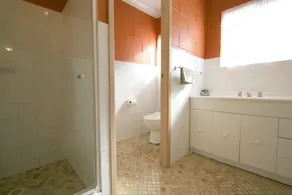 Lake Edge Apartments - Baño