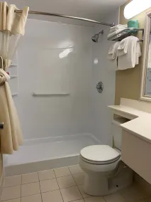 Travelodge Inn & Suites by Wyndham Albany - Bathroom