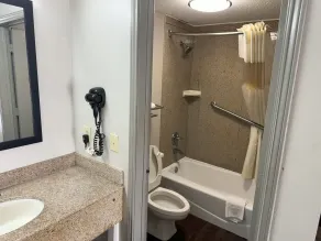 Days Inn & Suites by Wyndham Tuscaloosa - Univ. of Alabama - Salle de bain