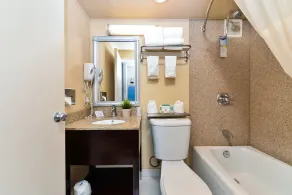 Quality Inn & Suites Montebello - Los Angeles - Bagno