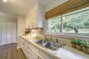 Centrally Located Brevard Home w/ Deck & Fire Pit! - Interiör