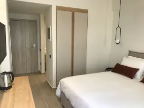 The City Hotel & Suites - Chambre