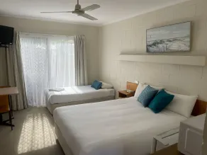 Corlette Palms Motor Inn - Room