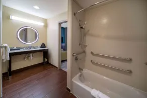 La Quinta Inn & Suites by Wyndham Durant - Bathroom
