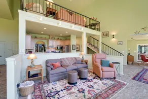 On Mckenzie River! Home w/ Scenic Sunroom - Innenbereich