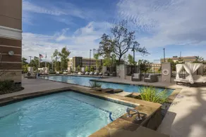 Crowne Plaza SHENANDOAH - WOODLANDS AREA by IHG - Piscine