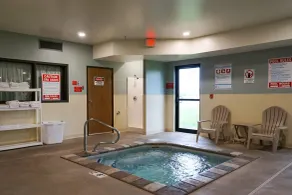 Quality Inn & Suites Watertown near Prairie Lakes Ice Arena - Piscina