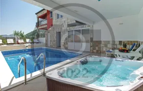 Gorgeous Home In Umcani - Pool