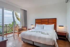  Hulhule Island Hotel- Private Beach Access & Airport Pick-up and Drop - Værelse
