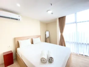 Prime and Spacious 2BR at Apartment Grand Asia Afrika By Travelio - Værelse