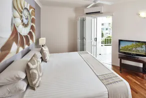 Alamanda Palm Cove by Belle Escapes - Room
