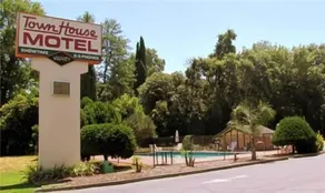 Town House Motel Chico - Unterkunftsgelände