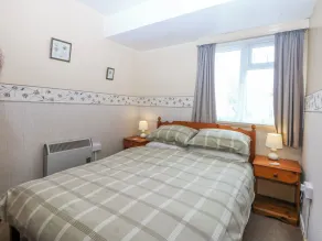First Floor Apartment - Værelse
