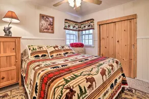 Cozy & Rustic Cottage With Houghton Lake Access! - Værelse