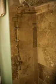 Rose Moon Cave - Bathroom