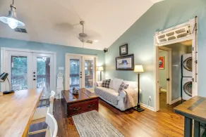 Walk to Pier: Bayside Getaway w/ Screened Balcony - Innvendig
