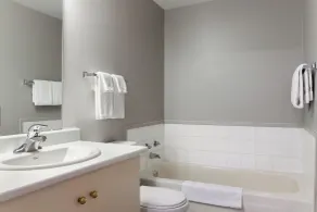Motel 6-Saanichton, BC - Victoria Airport - Bathroom