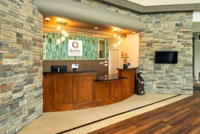 Quality Inn & Suites - Hall