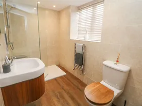 Barnfields Holiday Cottage - Bathroom